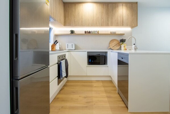 ثلاجة، ميكروويف، فرن، موقد طهي مسطح