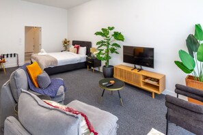 1 bedroom, desk, iron/ironing board, WiFi - Like A Hotel Room, But Better. Single Level Studio (Christchurch)