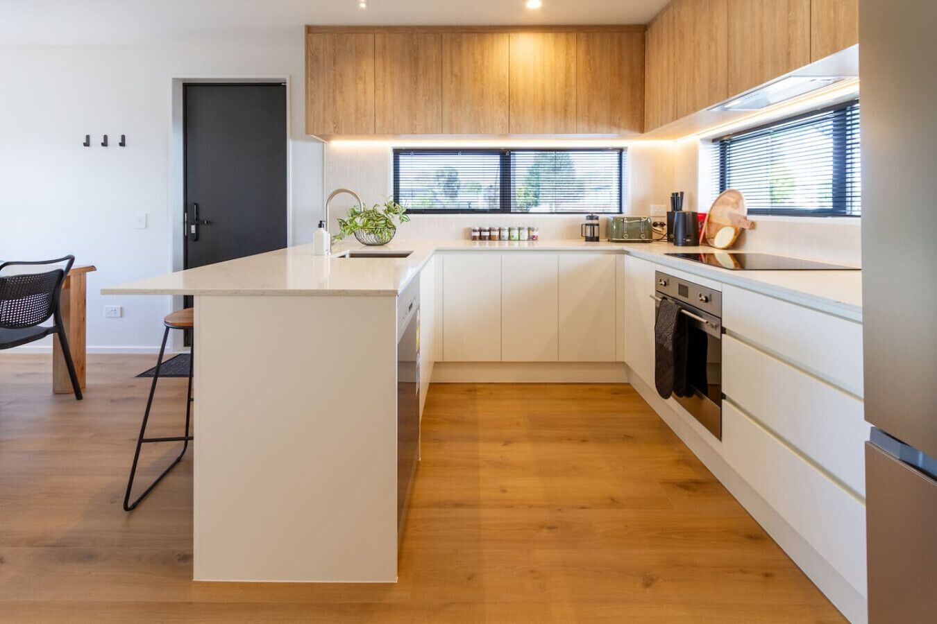 ثلاجة، ميكروويف، فرن، موقد طهي مسطح