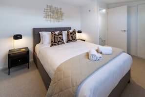 3 habitaciones, escritorio, tabla de planchar con plancha y wifi