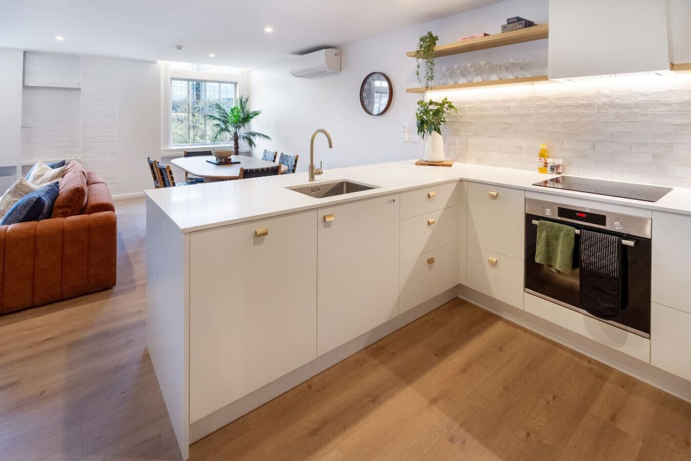 ثلاجة، ميكروويف، فرن، موقد طهي مسطح