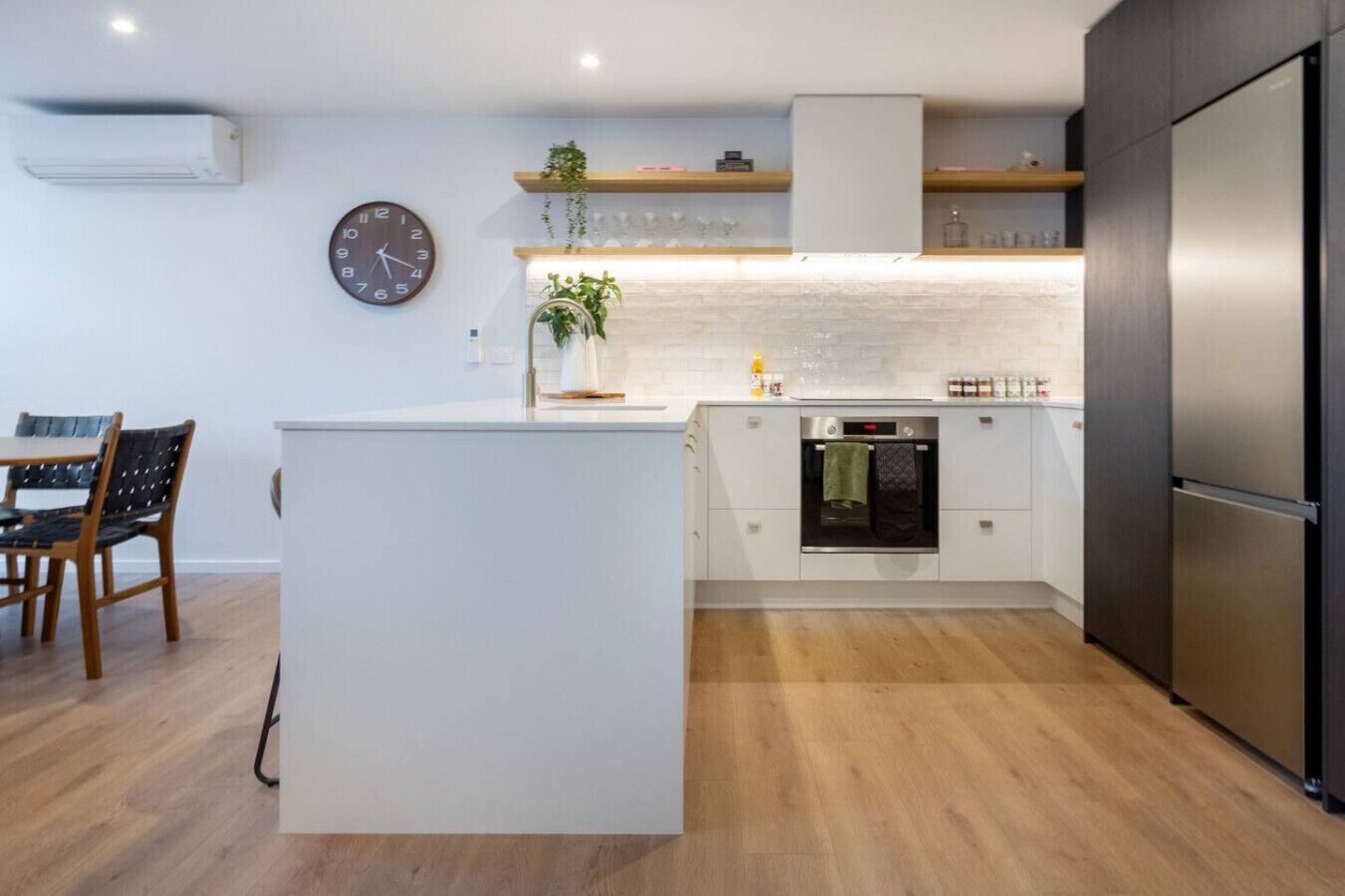 ثلاجة، ميكروويف، فرن، موقد طهي مسطح