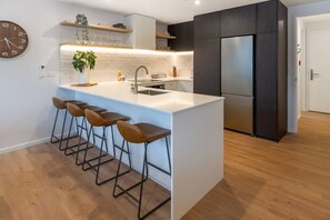 Réfrigérateur, four à micro-ondes, un four, surface de cuisson