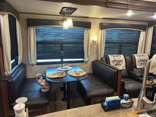 Charming 2-bedroom RV w full access to Beach tiki barpool 30 min Jacksonville 