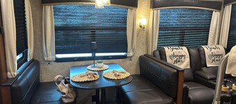 Charming 2-bedroom RV w full access to Beach tiki barpool 30 min Jacksonville