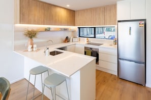 Kjøleskap, mikrobølgeovn, ovn og kokeplater