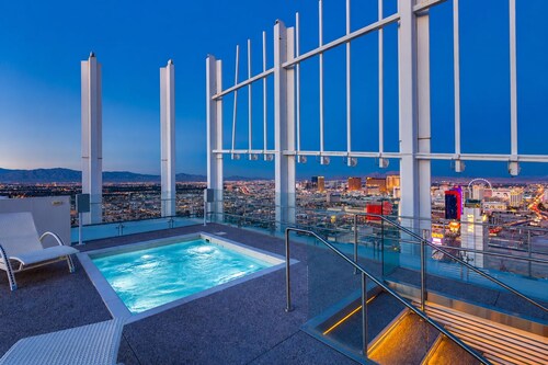 360° Views/ Jacuzzi /4 Kings Vegas Strip 5 min