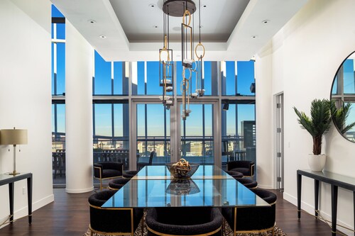 360° Views/ Jacuzzi /4 Kings Vegas Strip 5 min