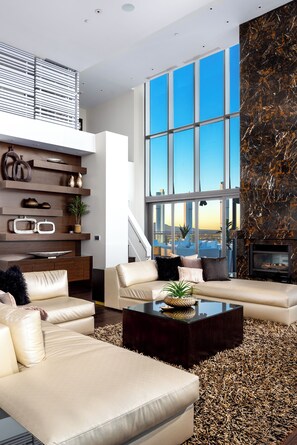 Smart TV, stereo - 20m Entire 59th Floor VEGAS Palms Penthouse (Las Vegas)