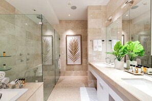 Dusche, Whirlpool, Haartrockner, Bidet