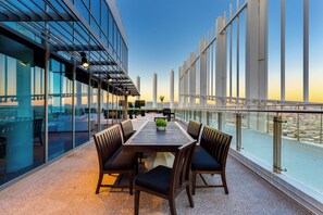 Outdoor dining - 20m Entire 59th Floor VEGAS Palms Penthouse (Las Vegas)