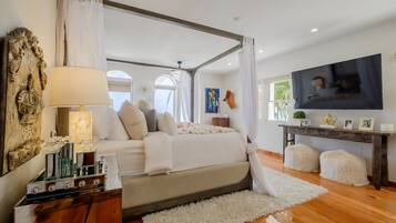 3 bedrooms, desk, iron/ironing board, travel crib