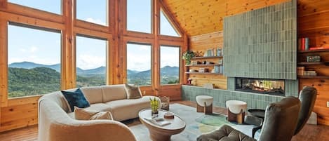 テレビ、暖炉、テーブルサッカー台、書庫