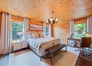 3 soverom, skrivebord, strykejern/-brett og reiseseng for barn