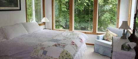 2 quartos, ferros/tábuas de passar roupa, roupa de cama