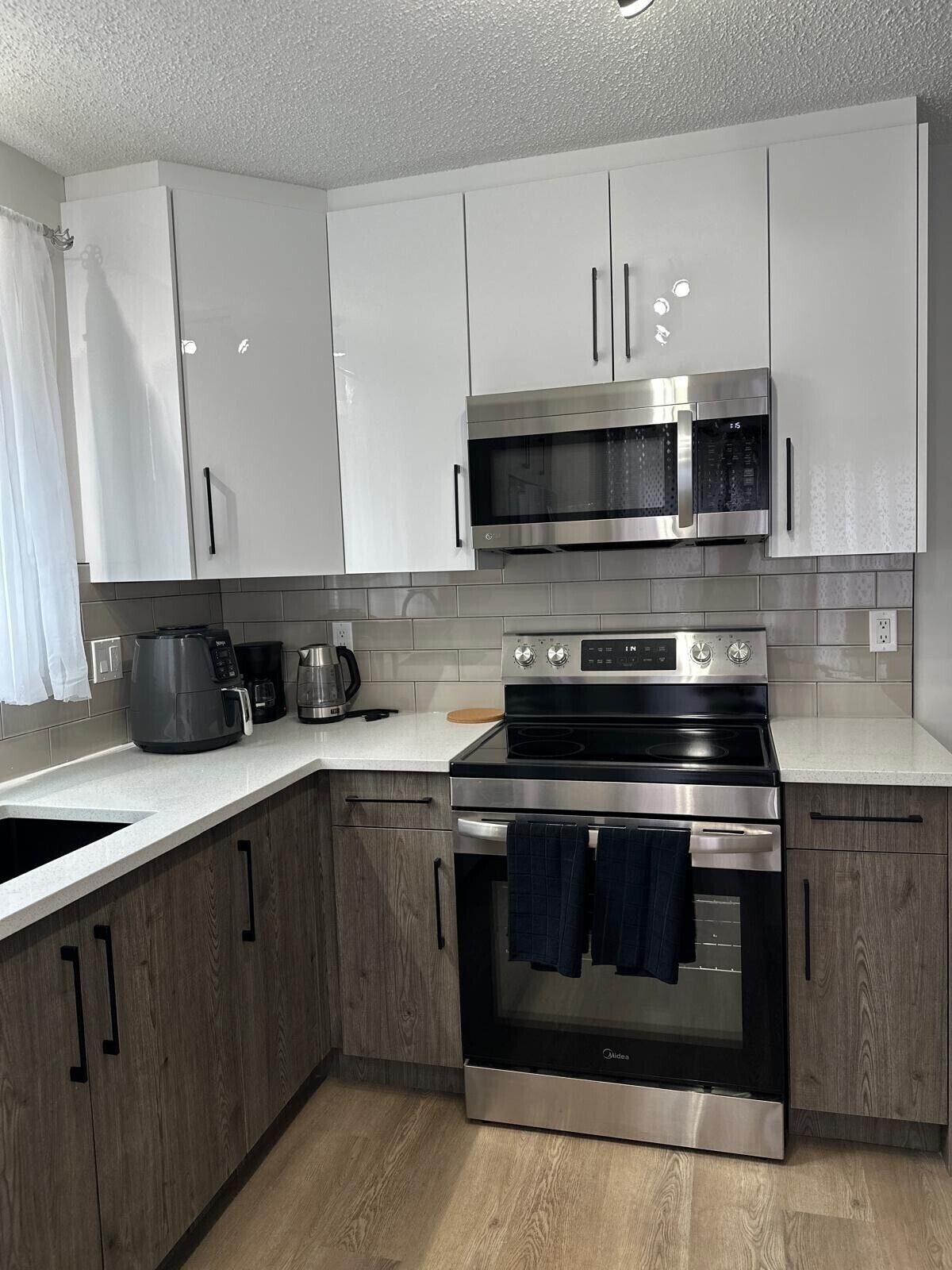 Microondas, horno, parrilla de estufa y lavavajillas 