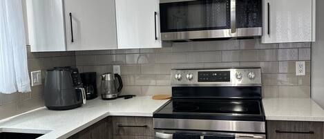 Microondas, horno, parrilla de estufa y lavavajillas