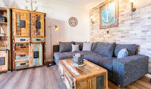 Smart-TV, fotballspill, bordtennis og bøker