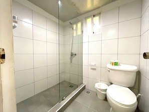 Deluxe Studio, Balcony, Pool View | Bathroom | Shower, towels, soap, shampoo
