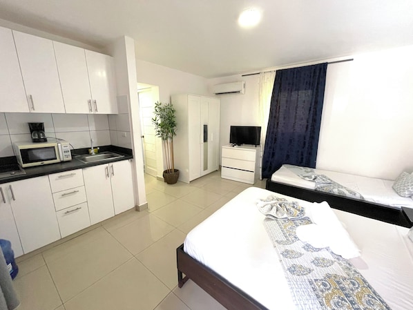 Deluxe Studio, Balcony, Pool View | Private kitchen