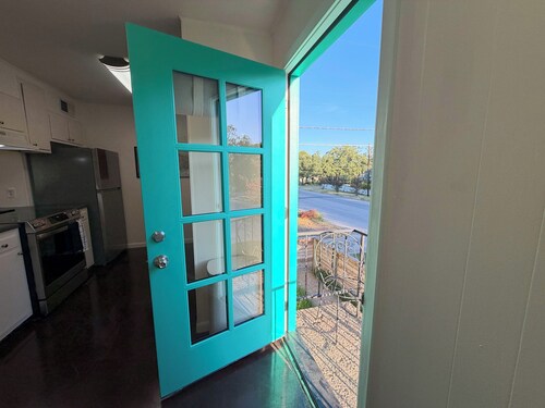 Peaceful Hyde Park Condo Near UT/Moody with Free Parking, Fast WiFi, King Bed