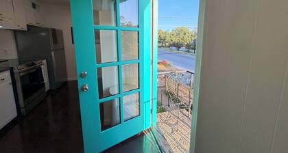 Peaceful Hyde Park Condo Near UT/Moody with Free Parking, Fast WiFi, King Bed