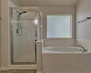 Douche, baignoire à jets, sèche-cheveux, serviettes fournies