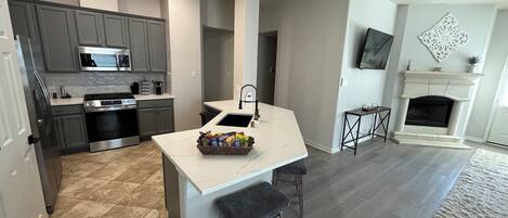 Kjøleskap, mikrobølgeovn, ovn og kokeplater