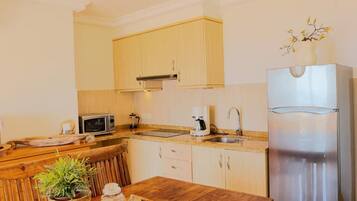 Frigorífic, forn, placa de cuina i rentaplats