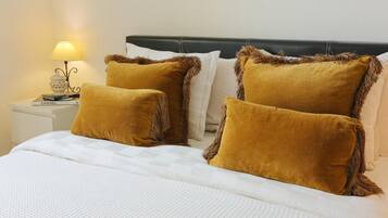 1 dormitori, caixa forta a l'habitació i planxa i posts de planxar