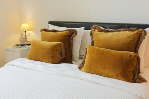 1 dormitori, caixa forta a l'habitació i planxa i posts de planxar