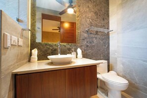 Douche, serviettes fournies, savon, papier toilette