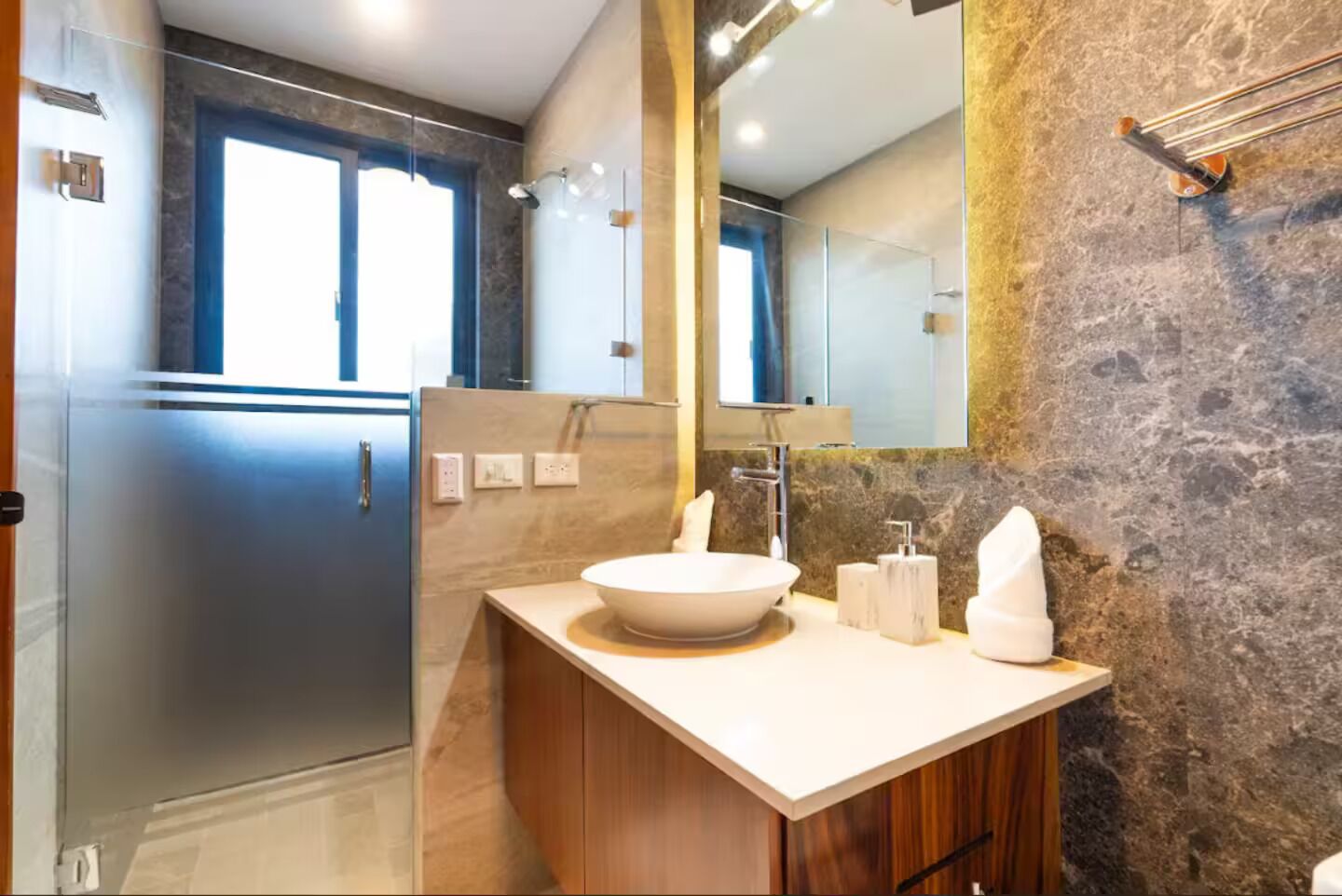 淋浴设施、毛巾、肥皂、卫生纸