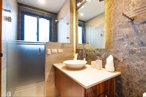 تجهيزات دش، مناشف، صابون، ورق حمّام