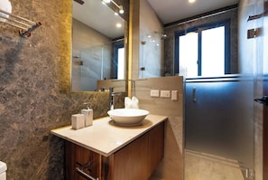 Dusche, Handtücher, Seife, Toilettenpapier