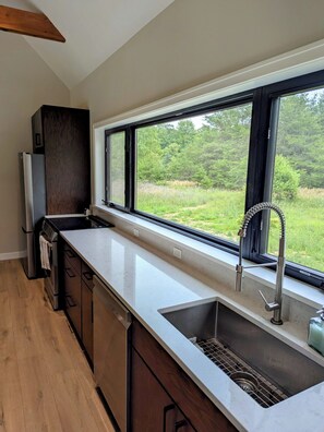 Microondas, horno, parrilla de estufa y lavavajillas