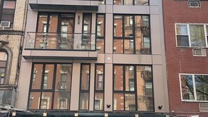 Un immeuble à plusieurs étages, doté d’une architecture moderne, de grandes fenêtres et de balcons.