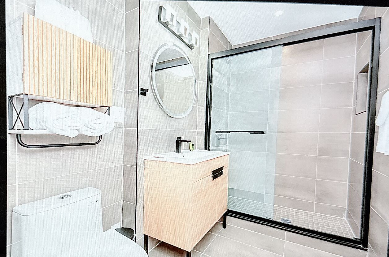 Douche, sèche-cheveux, serviettes fournies, savon