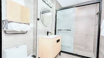 Douche, sèche-cheveux, serviettes fournies, savon