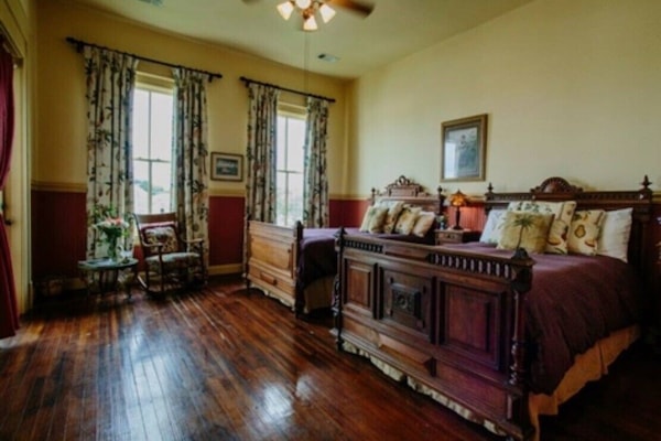 Cortinas blackout, tabla de planchar con plancha y wifi gratis