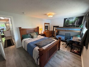 2 bedrooms, iron/ironing board, WiFi, bed sheets - LUXURY GOLF GETAWAY DOWNTOWN BOISE (Boise)