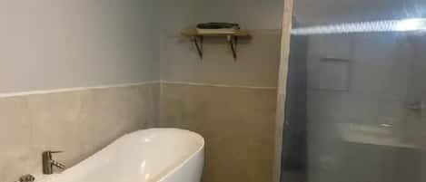 Douche, serviettes fournies, savon, papier toilette