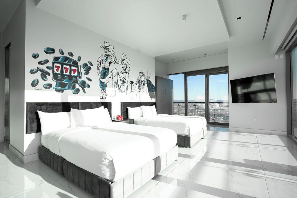 2 makuuhuonetta, tallelokero huoneessa, silitysrauta/-lauta