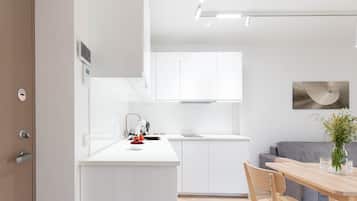 Réfrigérateur, four à micro-ondes, surface de cuisson, lave-vaisselle