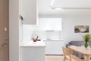 Jääkaappi, mikroaaltouuni, liesi, astianpesukone