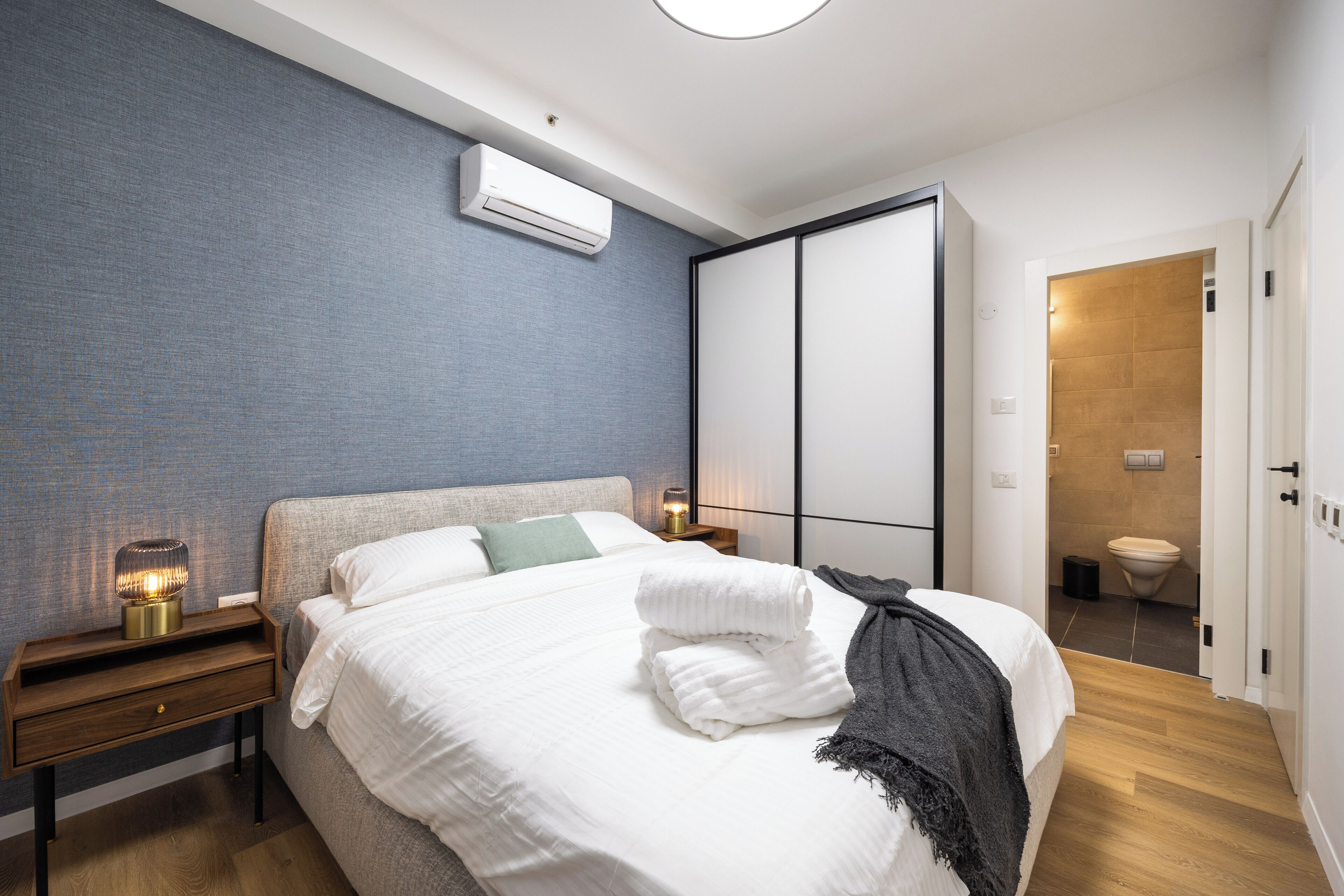 5 bedrooms, WiFi, bed sheets