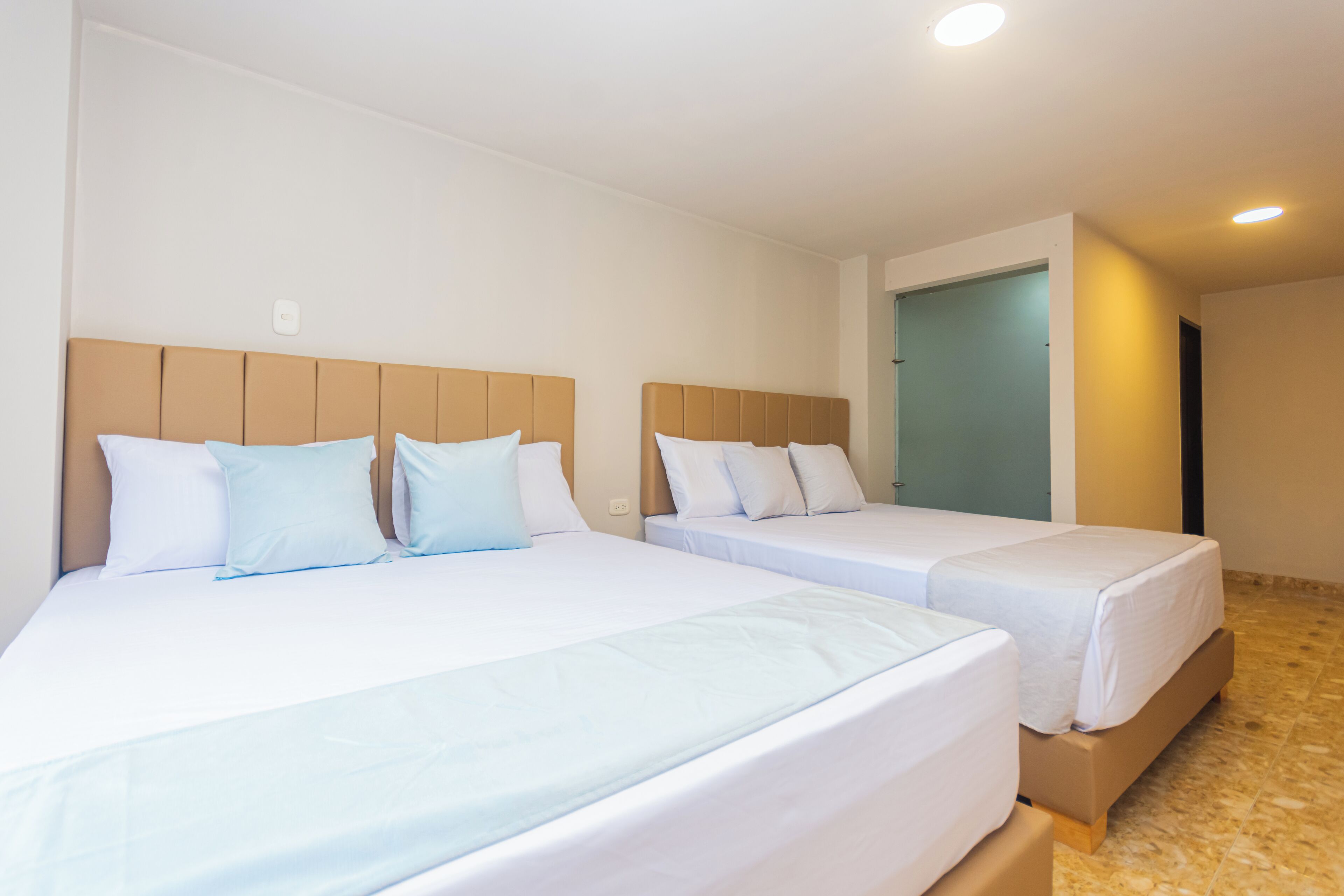 Neljän hengen standard-huone, 2 keskisuurta parisänkyä | Ilmainen Wi-Fi