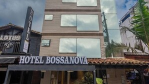 A hotel named 'HOTEL BOSSANOVA' with a modern facade, large windows, and a tiled entrance area. - Hotel Bossanova (Rionegro)