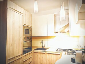 Private kitchen - Cozy family apartment just minutes from the sea with outdoor courtyard (Tortoreto Lido)