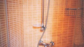 Doccia, asciugacapelli, bidet, asciugamani